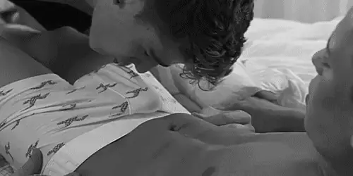 Kiss his bulge