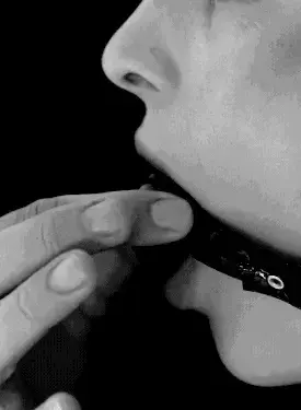 Le quitas la mordaza con suavidad y la haces chupar tus dedos.