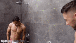 Lade ihn unter die Dusche ein