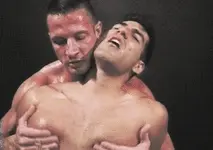 Caresse ses pecs