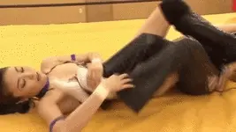 舔她的脚