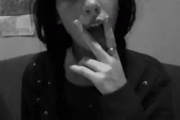 Ordene poner los dedos en forma de V y haga este movimiento y empuje la lengua lo más rápido que pueda durante 1 minuto.