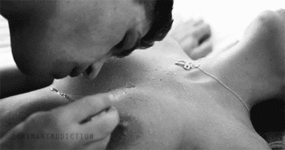 Glacez ses mamelons et mordez-les