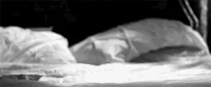 Attache ses mains et jette-la sur le lit