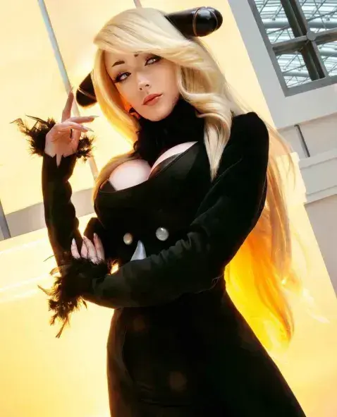 You need a break to recover your energy and tease your opponent by posing seductively. Why not show off your outfit?