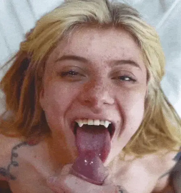 Les vampires sont connus pour leur capacité à sucer leurs victimes jusqu'à ce qu'elles soient sèches, mais tu n'as même pas eu à essayer. Il s'en est occupé lui-même, recouvrant ton visage pâle de son sperme épais et blanc. Tu ouvres ta bouche pleine de crocs avec empressement pour accepter son tribut.