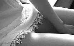 Atteindre sa chatte sous la robe