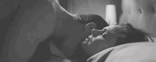 Mordillez son cou sur le dessus