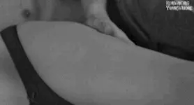 Desliza una mano dentro de sus bragas
