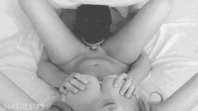 ¡Es hora de probarlo! Enterrando tu cara entre sus piernas, comienzas a comértela. Mientras saboreas sus jugos, te estiras hacia adelante, apretando suavemente sus pechos mientras lames.