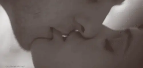 Muerdes su labio sensualmente mientras lo besas y lo apartas un poco juguetonamente.