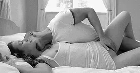 Embrasse son cou et caresse sa chatte