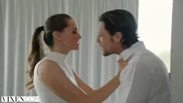 Bésalo contra la pared
