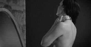 Haces que tu sumiso se quite el cuello.