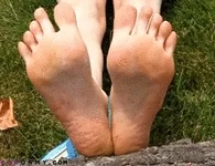 Regarde ses pieds