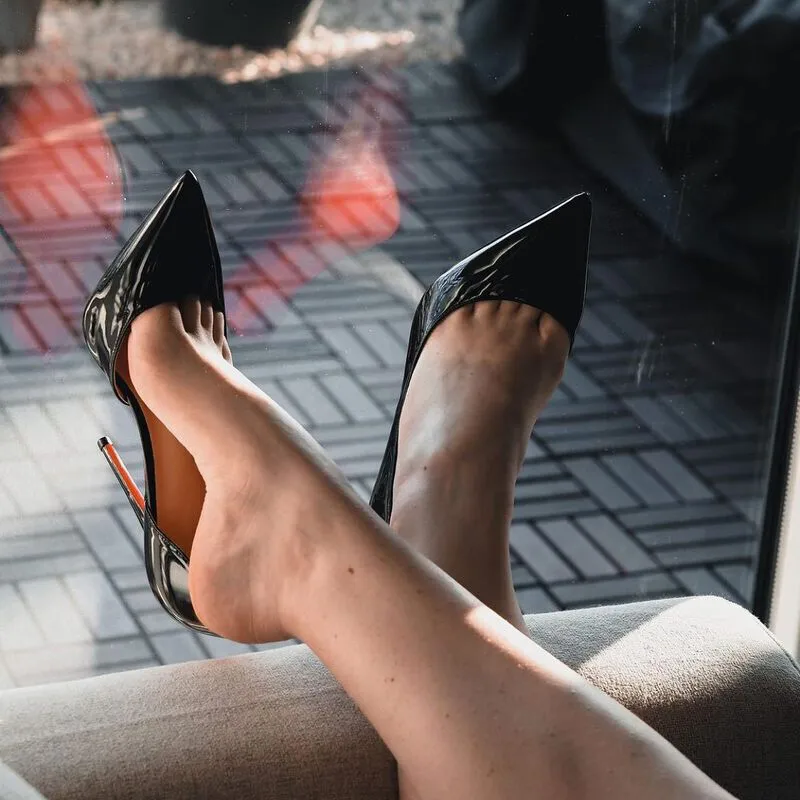 Schau dir ihre hochhackigen Schuhe an