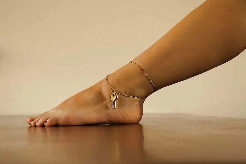 Keyholder foot tease
