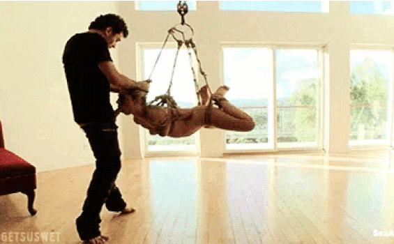 Quoi de mieux qu'une bonne pipe ? Lui baiser le visage pendant qu'elle se balance impuissante dans les airs ! Tu la soulèves et commences à utiliser sa bouche comme un manchon de bite.