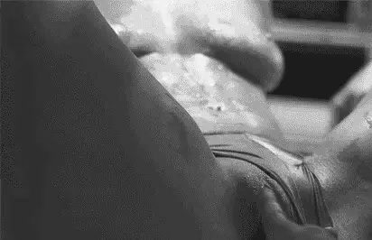 Finger ihre süße Muschi