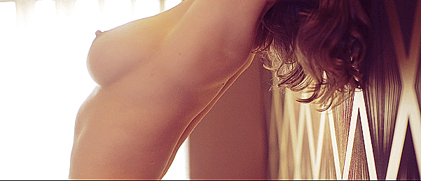 Pose desnuda provocativamente
