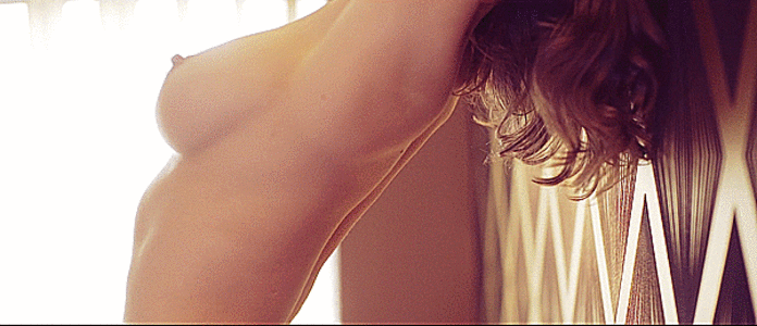 Pose desnuda provocativamente