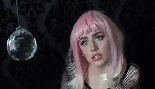 Mit einem Kristallanhänger hypnotisieren