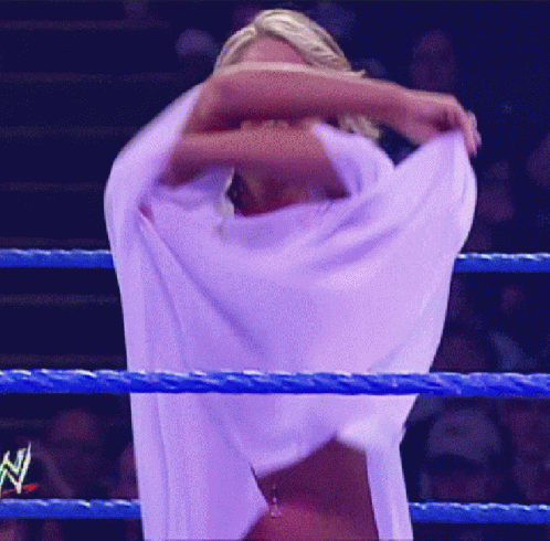 Lentamente te quitas la bata y te quedas en ropa interior de lucha libre.