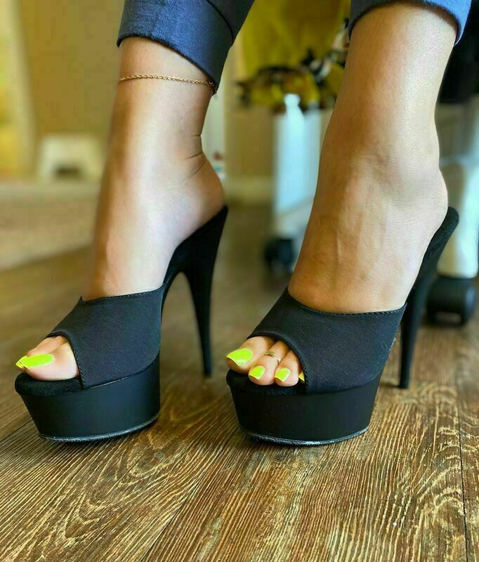 Schau dir ihre hochhackigen Schuhe an