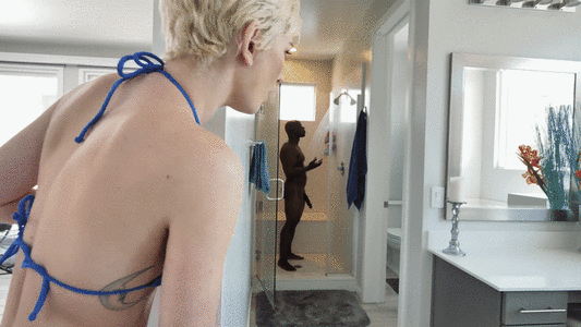 Tu l'attends à la sortie de la salle de bain