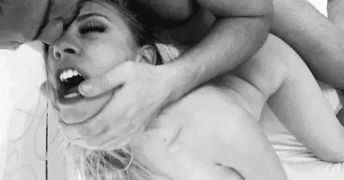 Tu la baises par derrière, en poussant brutalement, tes hanches claquant contre son cul. Tu attrapes son menton et l'attires dans un baiser passionné, en tenant son corps exactement comme tu le souhaites.