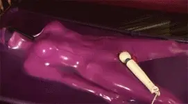 Vibrations en tenue latex intégrale