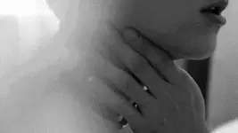 Leg sanft deine Hand auf ihren Hals