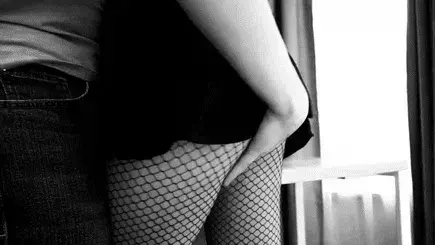 Tâtonner ses fesses sous les vêtements