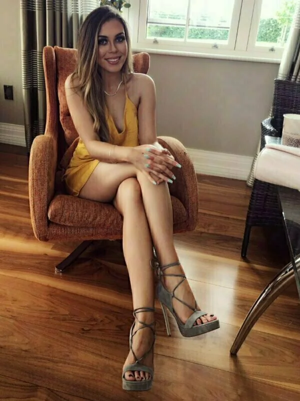 Tu lui demande de passer ses mains sur ses jambes, en ressentant les frissonnement au moindre contact.