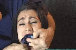 Amordazarla con sus bragas